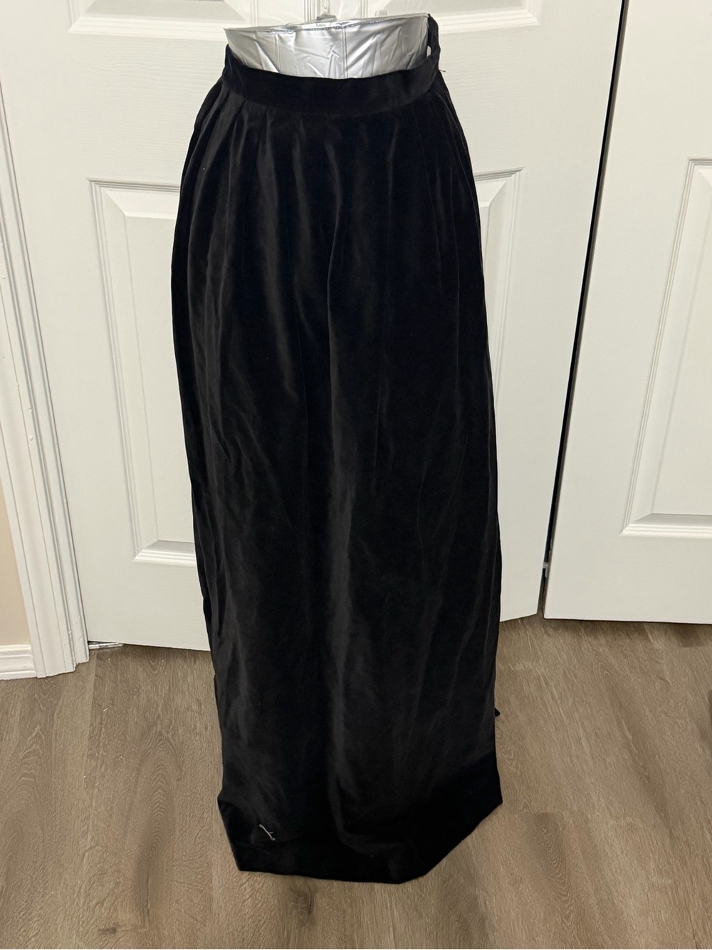 Vintage Black Velvet Maxi Skirt - Elegant Women's Skirt 14
